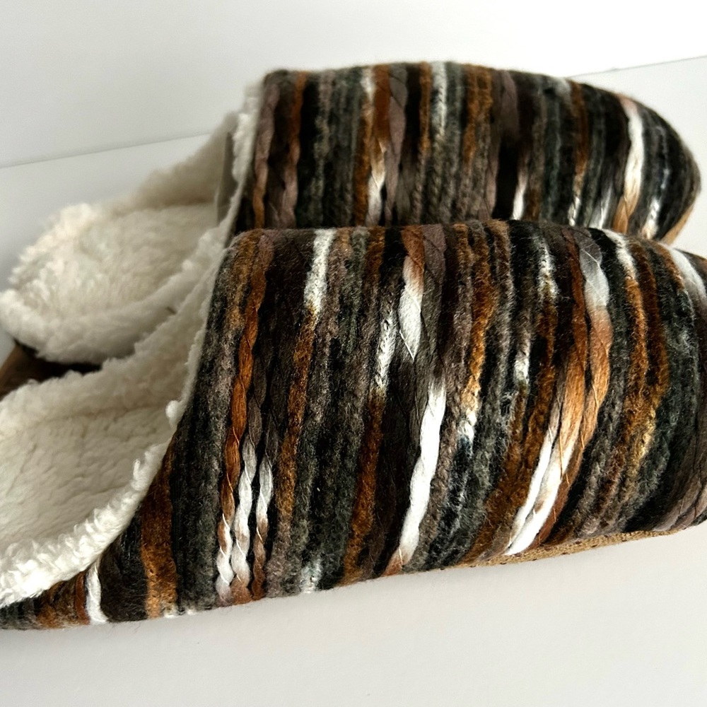 🌸Hand Woven Comfy & Cozy Sherpa Lined Slippers. Brown/Black/Multi. XL 8–… - Picture 4 of 5